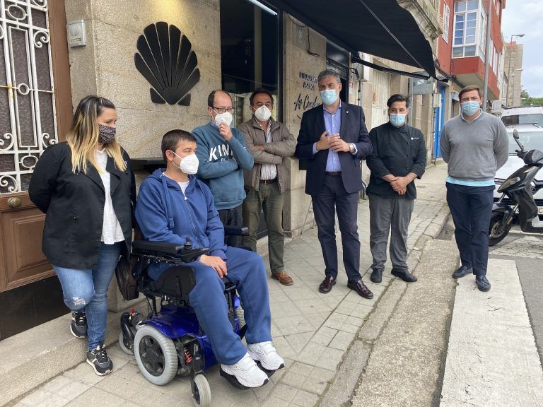 Concejales del PP se reúnen con  vecinos y hosteleros de Tomás A. Alonso para denunciar el «lamentable estado de las aceras» que les impide instalar terrazas