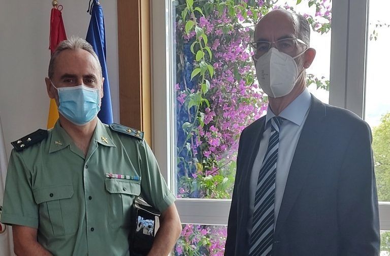 Vázquez Almuiña da la bienvenida al nuevo Capitán de la Compañía Fiscal y de Seguridad Portuaria y Aeroportuaria de Vigo
