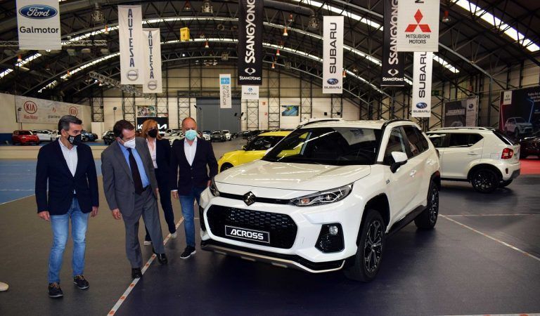 Caballero visita el montaje del Salón del Automóvil de Vigo
