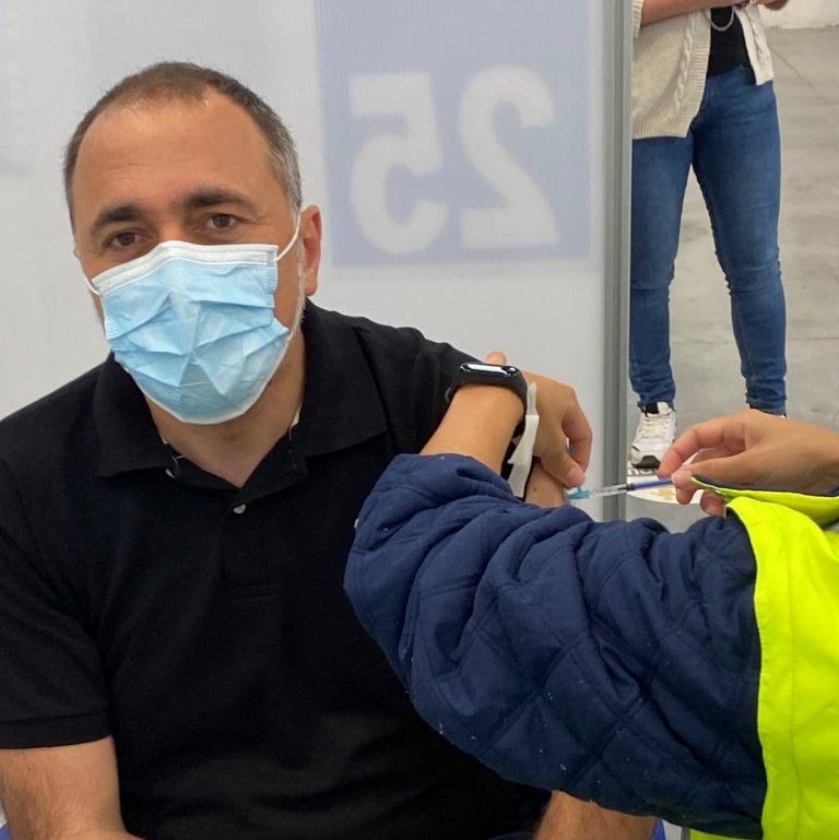 El conselleiro de Sanidade recibe en Vigo la segunda dosis de la vacuna contra el Covid