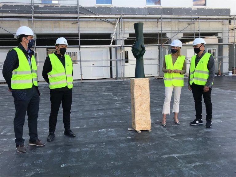 Fernández-Tapias y Ramón Conde presentan «Acuerdo Justo», la obra del escultor que coronará la plaza pública de la Ciudad de la Justicia