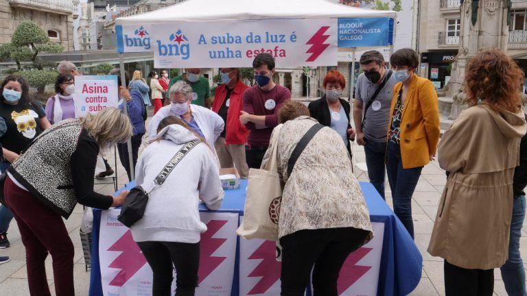 El BNG recaba en Vigo firmas en contra de la subida de la luz