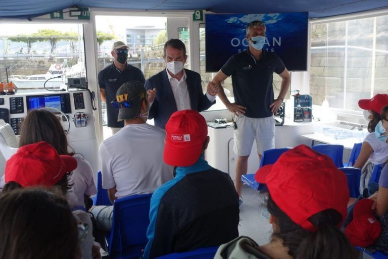 O alcalde saúda á pasaxe da primeira ruta marítima das actividades municipais de verán