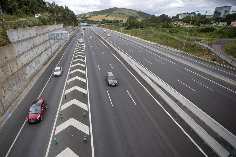 El 061 de Galicia aconseja extremar las precauciones en los desplazamientos por carretera en el inicio de la Operación Salida