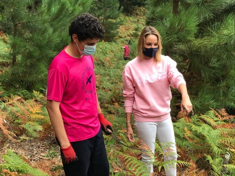 Fernández-Tapias acompaña en las Islas Cíes a los jóvenes que participan en el campo de voluntariado de la Xunta