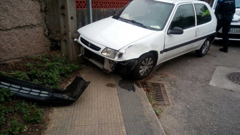 Una mujer ebria estrella su coche contra una vivienda y se fuga a la carrera