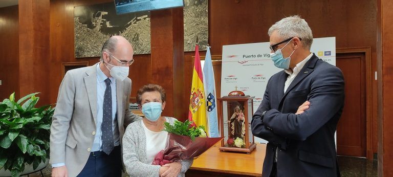 Vázquez Almuiña rinde un homenaje a uno de los emblemas del puerto pesquero de Vigo la víspera de la festividad del Día del Carmen