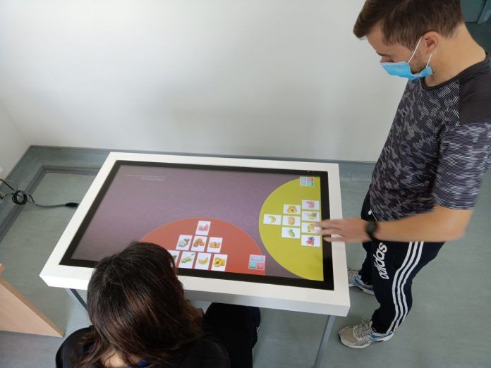 Dos pacientes con TCE en la mesa multitactil de Vithas Vigo