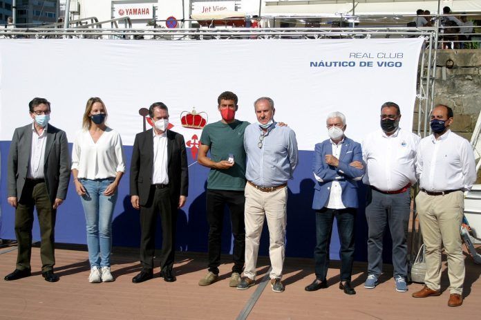 El medallista recibió la insignia de oro del club de manos del presidente José Antonio Portela