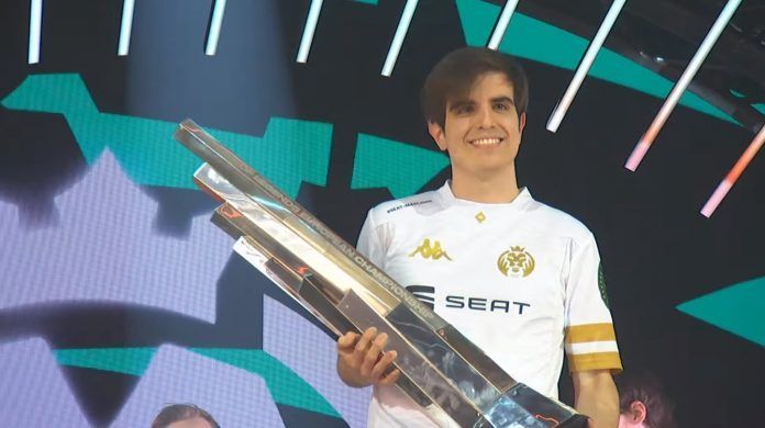 Javier Batalla con la Copa de la LEC