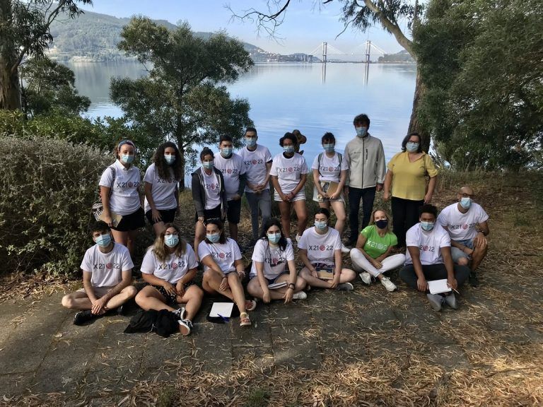 Fernández-Tapias visita en la Isla de San Simón a los chicos y chicas que participan en el campo de voluntariado de la Xunta