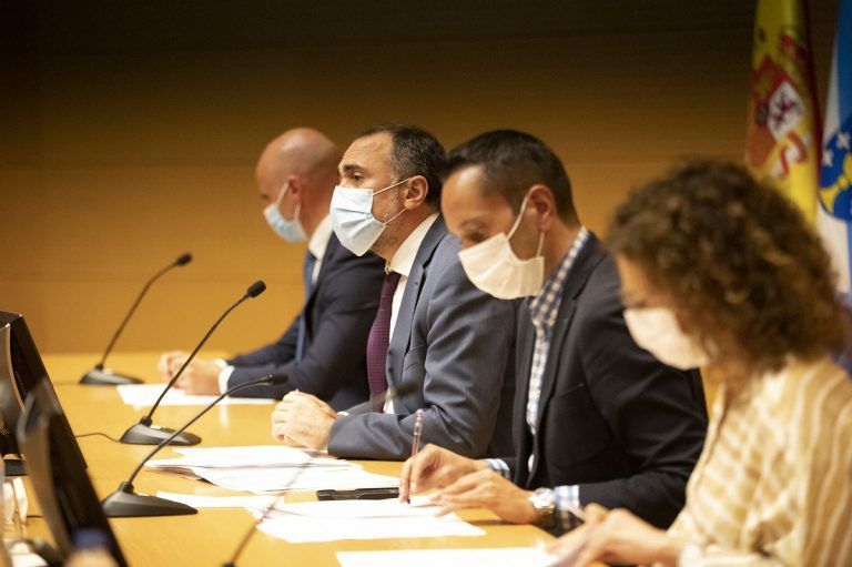 Mejora la incidencia acumulada de la covid en Galicia, al tiempo que baja el ritmo de nuevos contagios