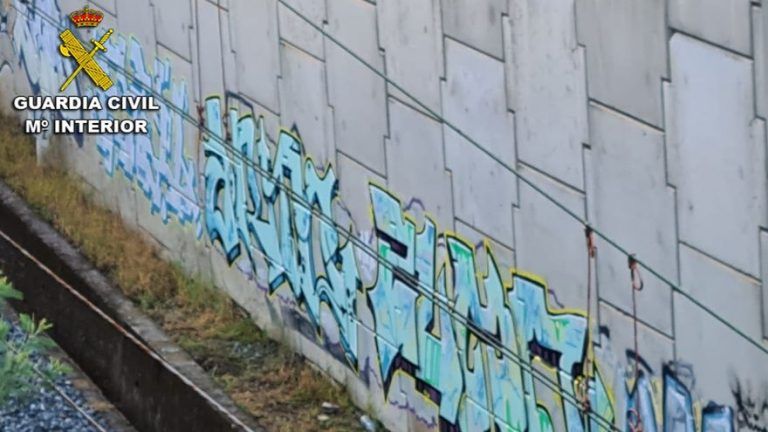 Denuncian a dos jóvenes vigueses tras sorprenderlos pintando un graffiti en las vías del tren en O Porriño