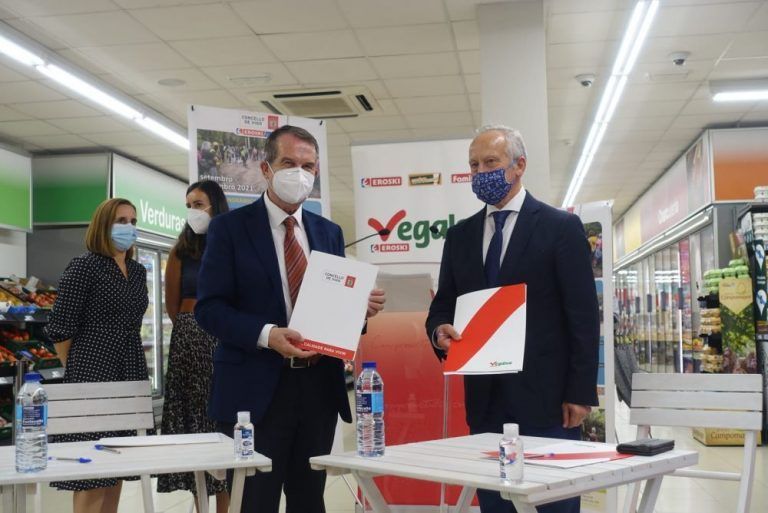 Concello e Vegalsa-Eroski asinan o convenio para o programa “Camiño a camiño” por noveno ano consecutivo