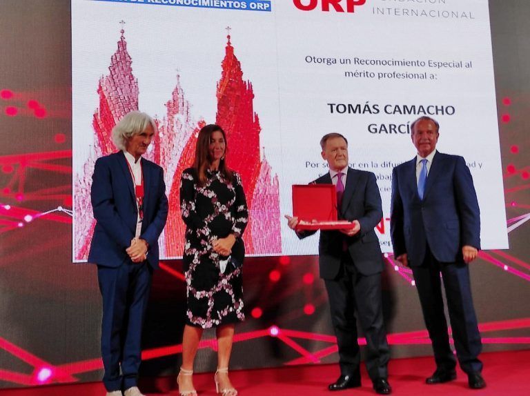 El Dr. Tomás Camacho, de VithasLab, recibe en Santiago un reconocimiento especial al mérito profesional de la Fundación Internacional ORP