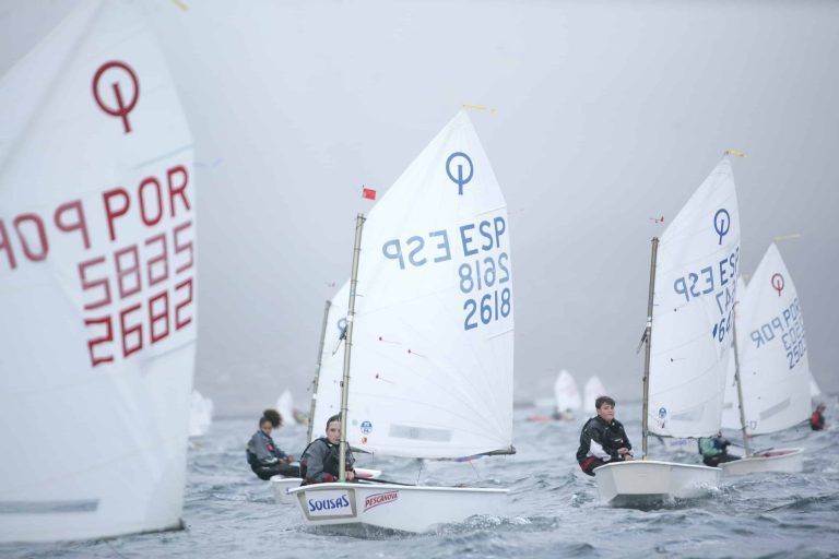 El Meeting Ciudad de Vigo llena la ría con más de 200 regatistas de España y Portugal en el evento de Optimist más importante del año
