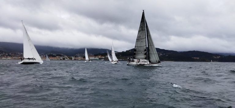 El Magical impone su ley en la etapa costera de la Regata Guardiamarina de Cruceros, que concluirá con un recorrido entre Marín y Vigo