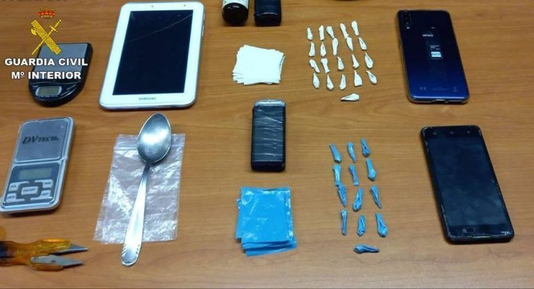 La Guardia Civil detiene en Ponteareas un traficante de drogas que operaba desde su casa