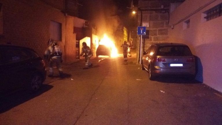 Un incendio provocado calcina un ciclomotor y un coche en la Travesía de Soler