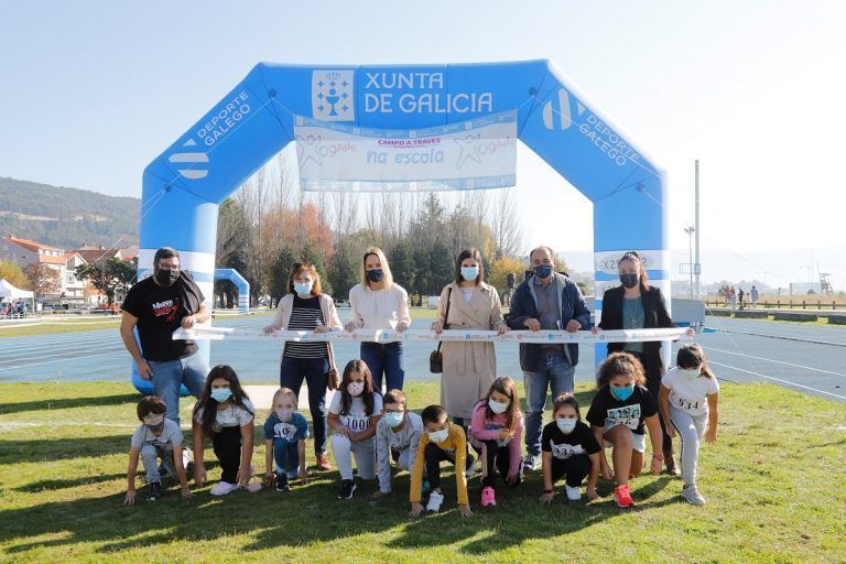 Fernández-Tapias acompaña a 440 escolares de Moaña en su participación en el campeonato de campo a través en el marco del programa Xogade