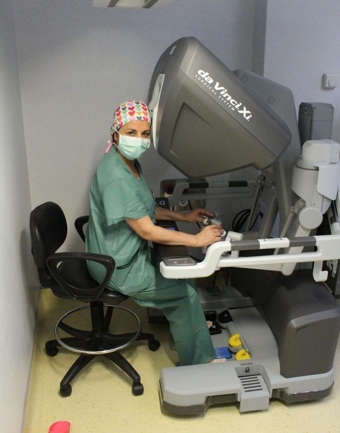 Dra. Rosa Darriba Marino con el Da Vinci consola-min