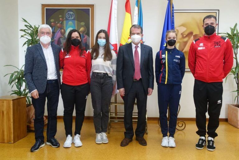O alcalde eloxia o papel das ximnastas do Club Sieiro no mundial de Bakú