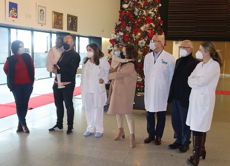 A nena togolesa tratada no Hospital Álvaro Cunqueiro regresa ao seu fogar