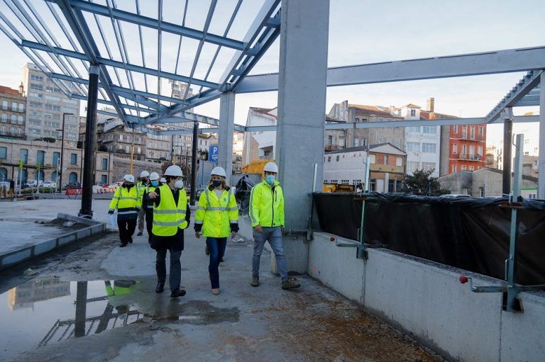 Fernández-Tapias supervisa la instalación de la marquesina que dará forma a la estación de autobuses intermodal de Vigo