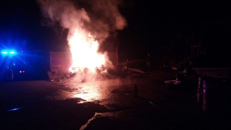 El corte de unas chapas provoca un incendio en una nave de la Estrada Fragosiño