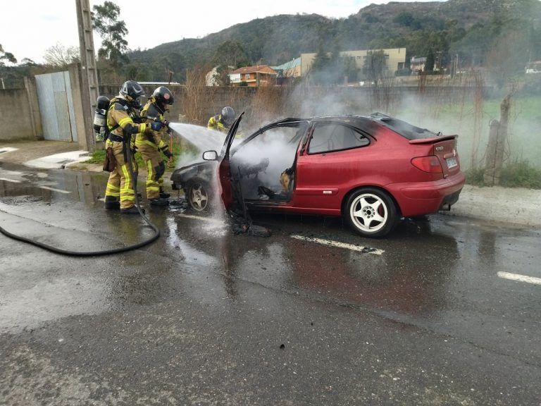 Arde un vehículo en la Estrada Garrida