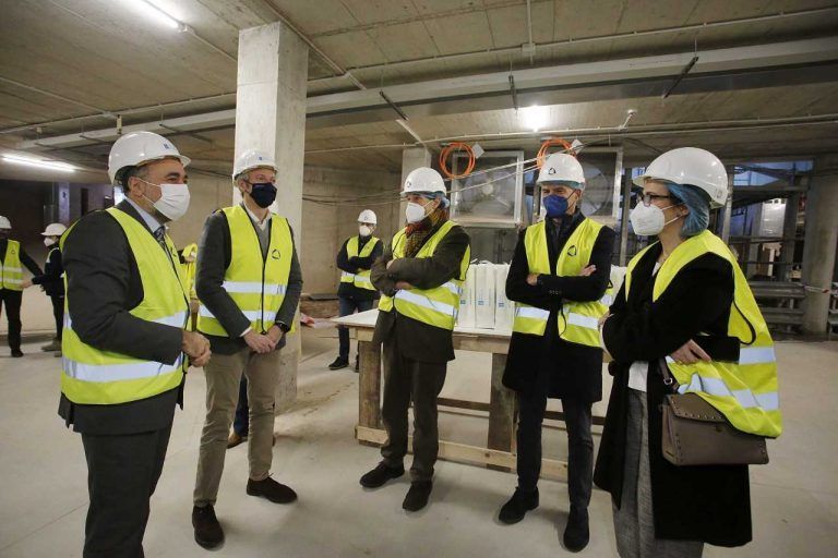 La Xunta muestra a un grupo profesionales sanitarios la rehabilitación del edificio para transformarlo en la Ciudad de la Justicia