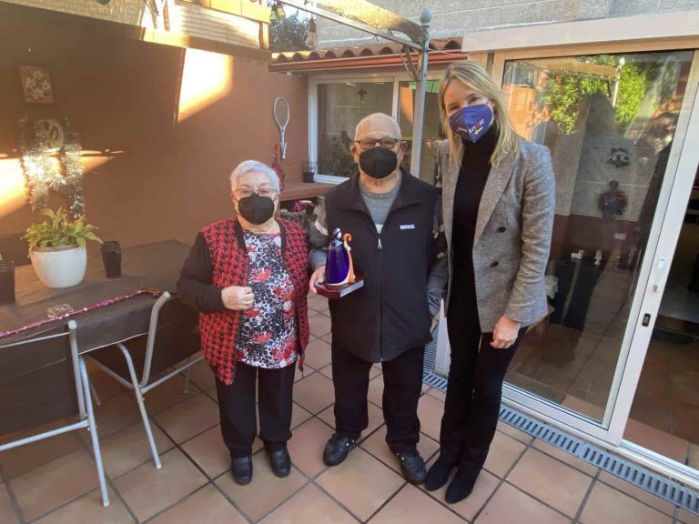 Fernández-Tapias entrega un regalo a los abuelos homenajeados este año por la comisión de fiestas de As Candelas de Castrelos