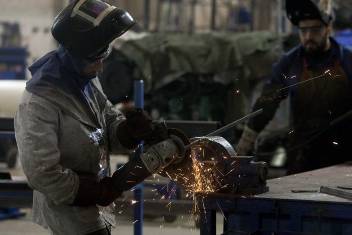 empleo trabajador metal soldador-min