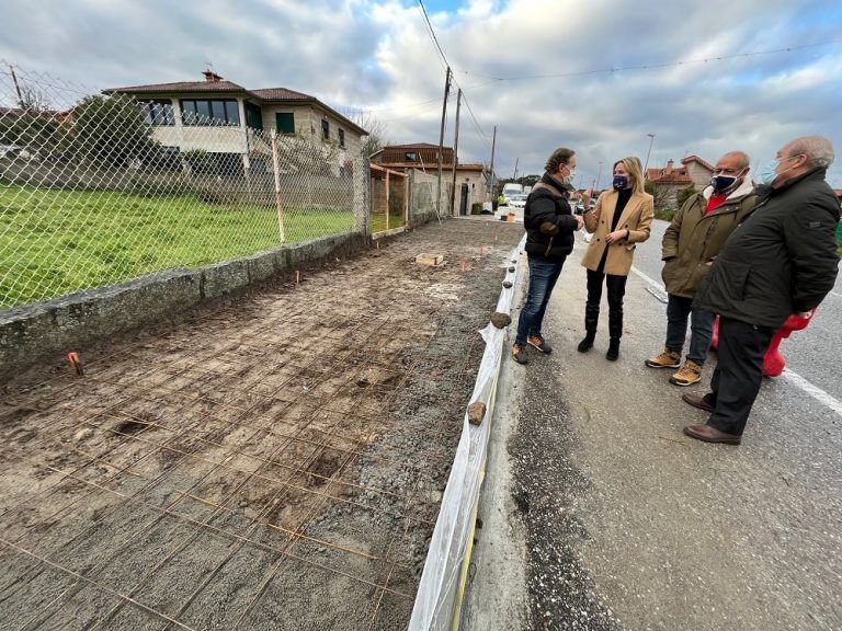 Fernández-Tapias supervisa las obras del segundo tramo de la senda peatonal de San Miguel de Oia en la carretera PO-325, en el ayuntamiento de Vigo