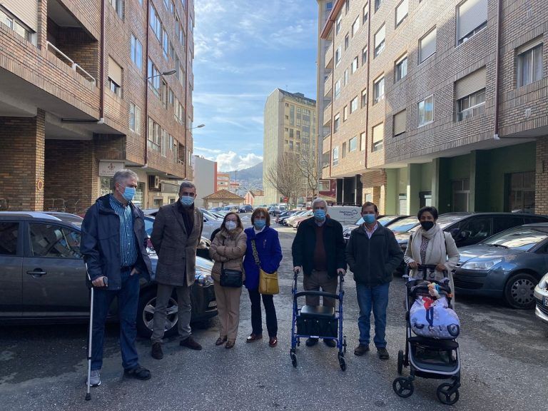 El grupo municipal del PP se reúne con vecinos de la calle Eugenio Arbones, cuyas aceras son tan estrechas que los peatones apenas pueden circular