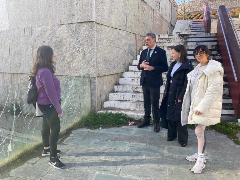 Alfonso Marnotes se reúne con vecinos de Navia y constata el abandono de las zonas municipales con barandillas y cristales rotos al lado del parque infantil