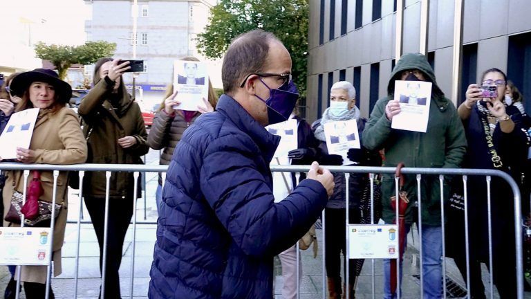 El exnovio de Déborah se declara inocente y no responde a los abogados de la familia