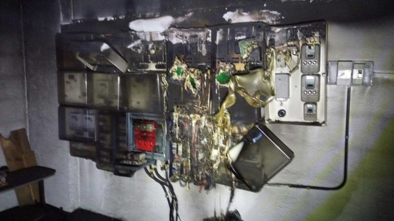 Sofocan un incendio provocado por unos medidores eléctricos en un edificio de la calle Marín