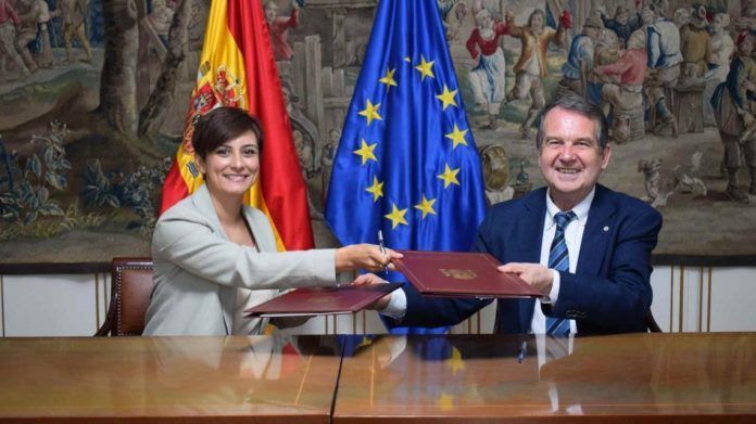 Abel Caballero e Isabel Rodríguez mantienen una reunión en el Ministerio