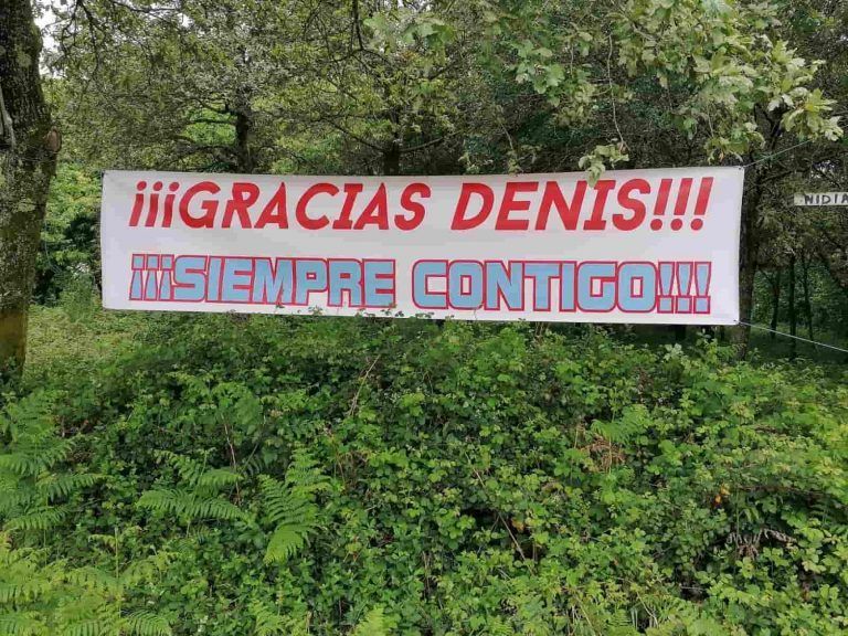 El Celta se entrena con una pancarta de apoyo a Denis