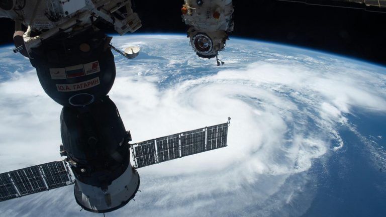 Un equipo internacional liderado desde a UVigo estudará o impacto do cambio climático sobre a atmosfera, a orbitación de satélites e o lixo espacial