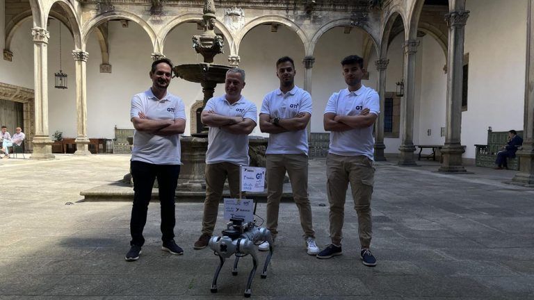 Santi, o robot peregrino, chega a Compostela