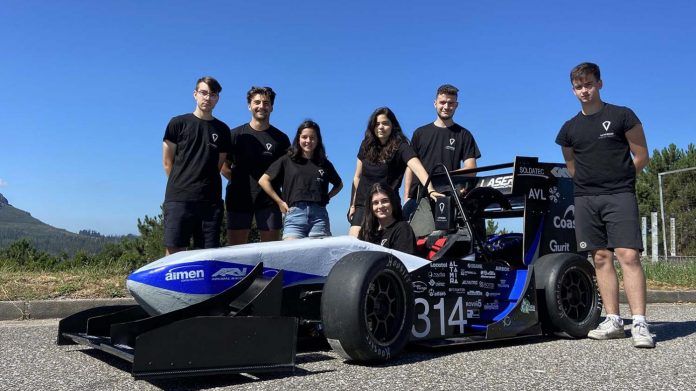 Parte do equipo de UVigo Motorsport co UM22