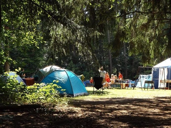 camp-1163419_1280-min