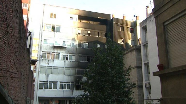 Desalojan un edificio en Vigo a causa de un incendio declarado en el bajo
