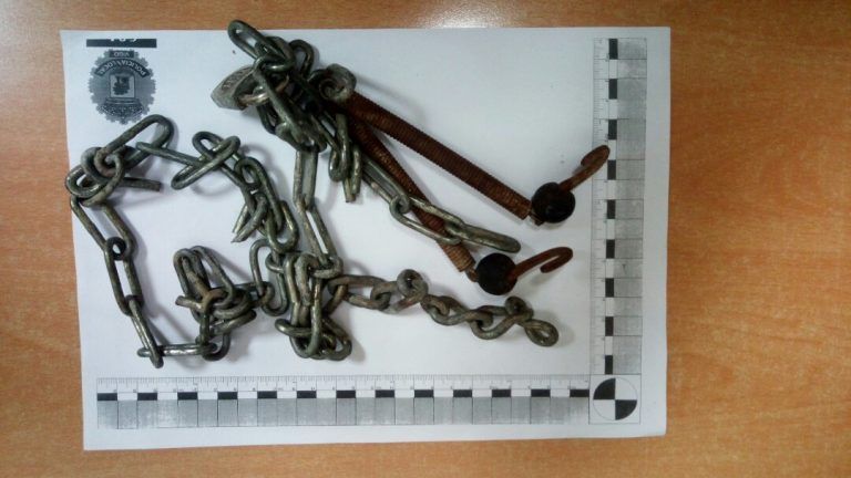 Detenido un hombre por causar un altercado con sus vecinos y portar diferentes armas contundentes y cortantes