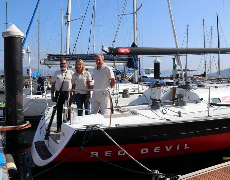 La Regata Rías Baixas Xacobeo 2022, con numerosos patrones de nivel, pierde un puñado de veleros averiados por las orcas