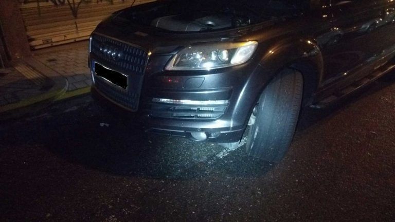 Joven palestino de 24 años paga en el acto tras ser multado por circular con los neumáticos en el alambre y sin carné