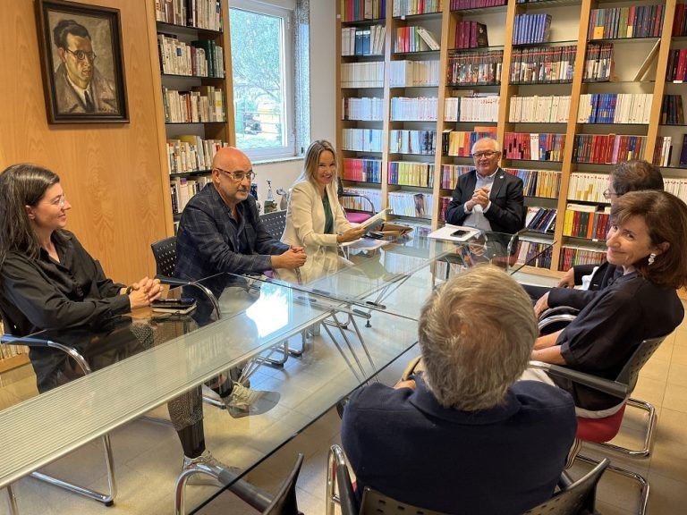 Fernández-Tapias destaca a aposta da Xunta pola transformación dixital do sector cultural en Vigo e a colaboración con Galaxia para crear un departamento de I+D+I e unha nova liña de impresión baixo demanda
