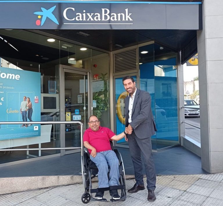 A Federación COGAMI Pontevedra recibe donativo da oficina de CaixaBank de Mos para o proxecto de Atención Integral
